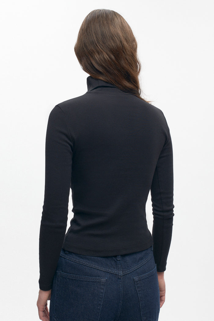 Women's Fitted Turtleneck in Black